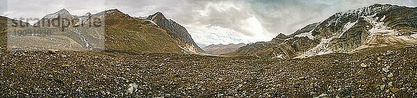 Panoramablick auf die Berge in Kaschmir  Indien  an einem bewölkten Tag  Asien
