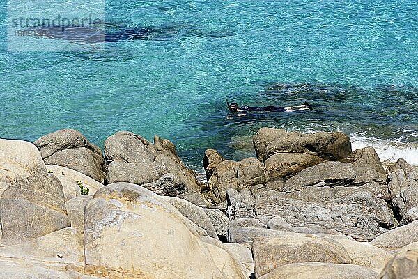 Junger Mann beim Schnorcheln am Poto Giunco auf sardinien