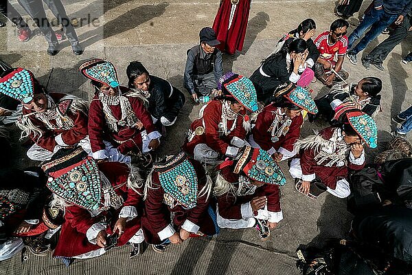 Ladakh  Indien  4. September 2018: Draufsicht auf eine Gruppe von Frauen mit ihren traditionellen Hüten auf einem Festival in Ladakh. Illustrativer Leitartikel  Asien
