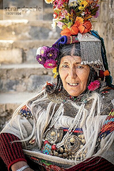 Ladakh  Indien  29. August 2018: Porträt einer einheimischen älteren Frau in traditioneller Tracht in Ladakh  Indien. Illustrativer Leitartikel  Asien