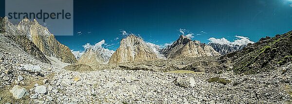 Panorama des Karakoramgebirges auf dem Weg zum K2 Basislager