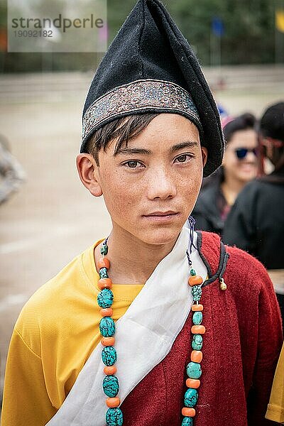 Ladakh  Indien  4. September 2018: Porträt eines jungen ethnischen indischen Jungen in traditioneller Kleidung auf einem Fest in Ladakh. Illustrativer Leitartikel  Asien