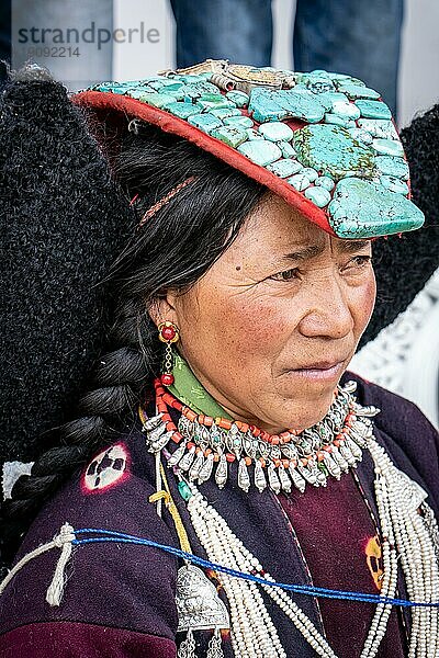 Ladakh  Indien  4. September 2018: Porträt einer älteren ethnischen indischen Frau in traditioneller Kleidung auf einem Fest in Ladakh. Illustrativer Leitartikel  Asien