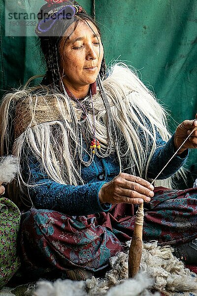 Ladakh  Indien  29. August 2018: Porträt einer einheimischen Frau bei der Arbeit in Ladakh  Indien. Illustrativer Leitartikel  Asien