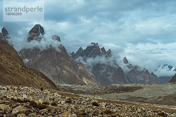 Majestätische Gipfel der Trango Towers über dem Baltoro Gletscher im Karakoram Gebirge in Pakistan