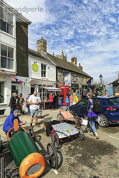 Traditionelle Seifenkisten und Fußgänger im Stadtzentrum beim Lafrowda Festival 2023  St. Just in Penwith  Cornwall  England  Großbritannien  Europa