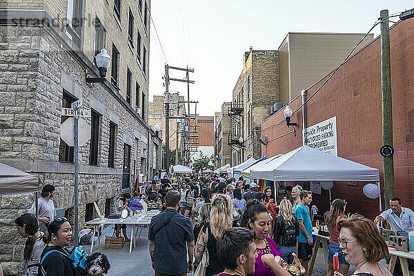 Markt  Straßenessen  Zusammenkunft  Freizeit  Abend  Spaß  im Exchange District  Winnipeg  Provinz Manitoba  Kanada  Nordamerika