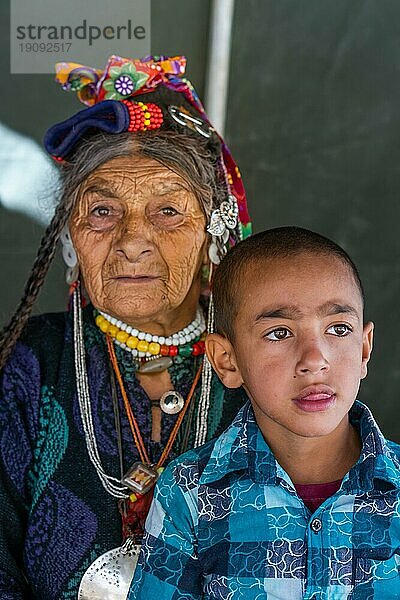 Ladakh  Indien  29. August 2018: Treffen der Generationen. Einheimische alte Frau in traditioneller Tracht von Ladakh  mit ihrem Enkel im modernen Hemd. Illustrativer Leitartikel  Asien