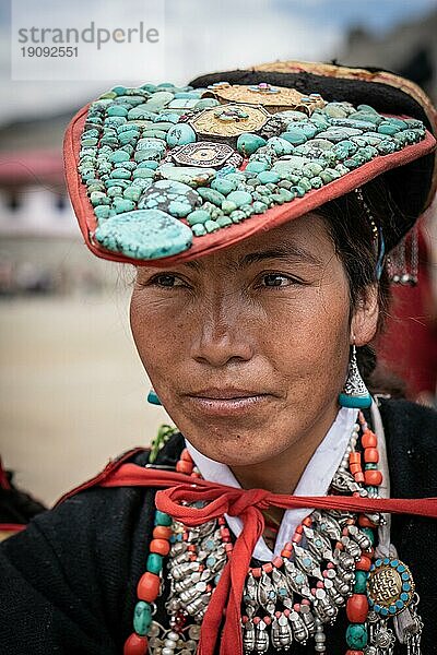 Ladakh  Indien  4. September 2018: Porträt eines jungen ethnischen Inders in traditioneller Kleidung auf einem Fest in Ladakh. Illustrativer Leitartikel  Asien