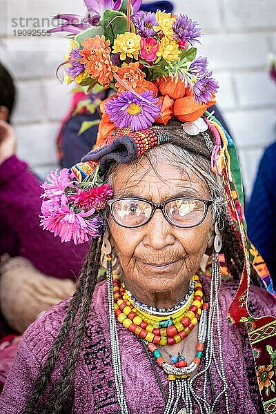 Ladakh  Indien  29. August 2018: Porträt einer einheimischen älteren Frau mit Brille in Ladakh  Indien. Illustrativer Leitartikel  Asien