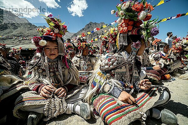 Ladakh  Indien  29. August 2018: Indigene Kinder in traditionellen Kostümen warten auf ihren Auftritt in Ladakh  Indien. Illustrativer Leitartikel  Asien
