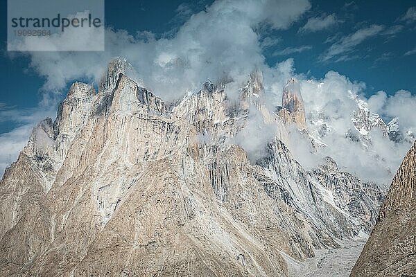 Schöne Gipfel der Trango Türme im Karakorumgebirge in Pakistan