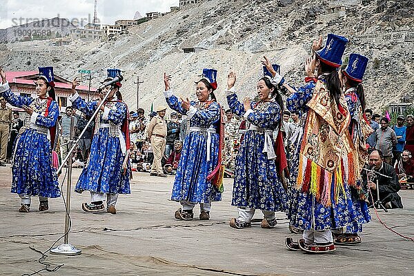 Ladakh  Indien  4. September 2018: Gruppe von Frauen in traditionellen Kostümen tanzen und singen auf einem Festival in Ladakh. Illustrativer Leitartikel  Asien