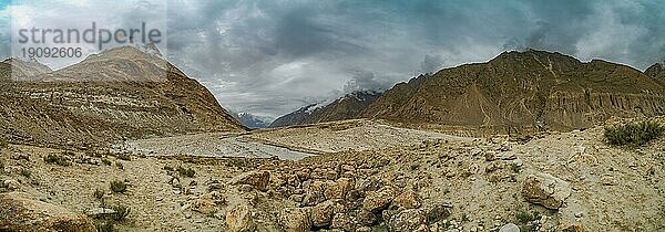 Panoramablick auf ein schönes Tal im Karakorumgebirge in Pakistan  an einem bewölkten Tag