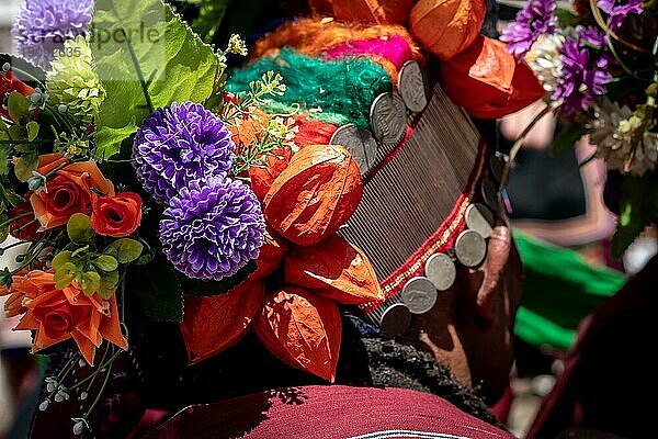 Traditioneller Festtagshut mit Blumen in Ladakh  Indien  Asien