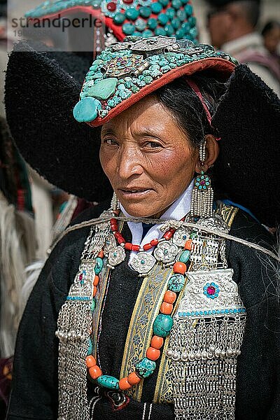 Ladakh  Indien  4. September 2018: Porträt einer älteren ethnischen indischen Frau in traditioneller Kleidung auf einem Fest in Ladakh. Illustrativer Leitartikel  Asien