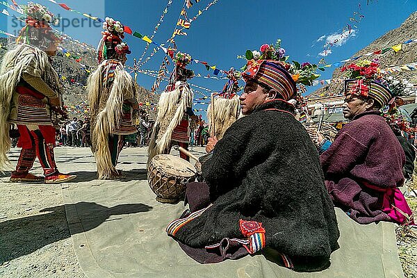 Ladakh  Indien  29. August 2018: Darsteller in traditionellen Kostümen spielen und tanzen in Ladakh  Indien. Illustrativer Leitartikel  Asien