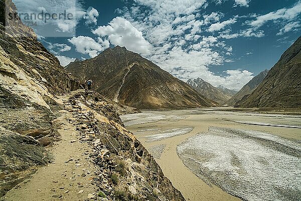 Landschaftlich reizvoller Wanderweg oberhalb eines Flusses im Karakorumgebirge Pakistan