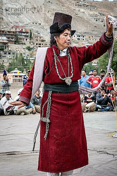 Ladakh  Indien  4. September 2018: Ältere Frau in traditioneller Tracht beim Tanz auf einem Festival in Ladakh. Illustrativer Leitartikel  Asien