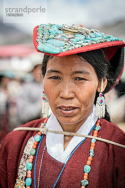 Ladakh  Indien  4. September 2018: Porträt eines Inders in traditioneller Kleidung auf einem Fest in Ladakh. Illustrativer Leitartikel  Asien