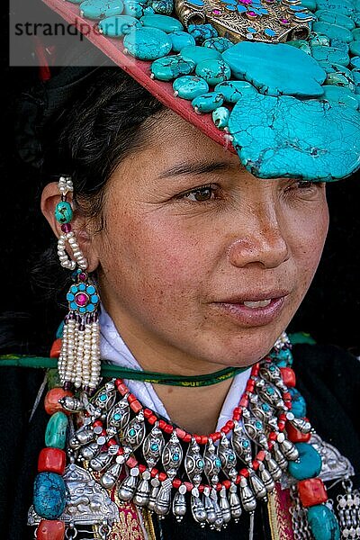 Ladakh  Indien  4. September 2018: Porträt einer jungen ethnischen indischen Frau in traditioneller Kleidung auf einem Fest in Ladakh. Illustrativer Leitartikel  Asien