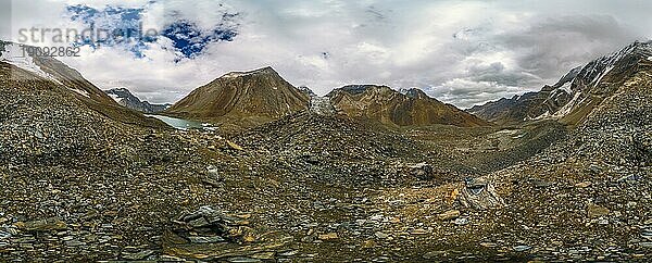 Blick auf ein majestätisches Gletschertal im Kaschmirgebirge in Indien