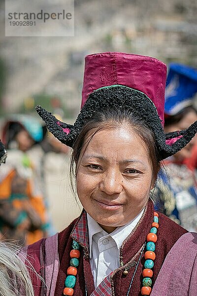 Ladakh  Indien  4. September 2018: Porträt einer indischen Frau in traditioneller Kleidung auf einem Fest in Ladakh. Illustrativer Leitartikel  Asien