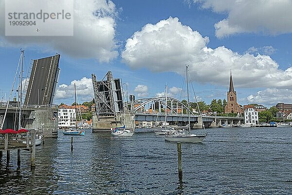 Hochgeklappte Klappbrücke  Boote  König Christian X. Brücke  Sønderborg  Syddanmark  Dänemark  Europa