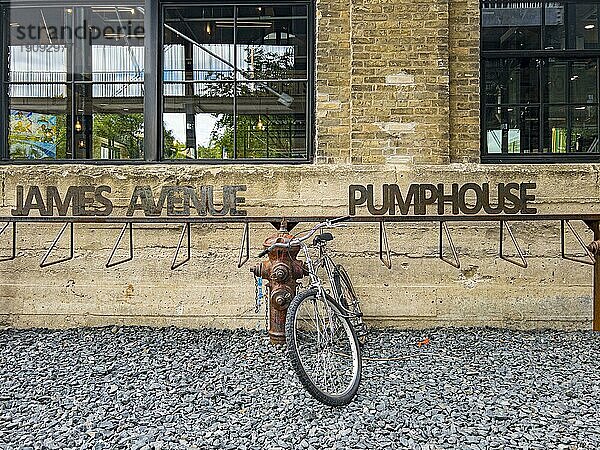 Das James Abenue Pumphouse ist ein trendiges Restaurant am Hafen von Winnipeg in einer historischen Pumpstation  Winnipeg  Provinz Manitoba  Kanada  Fahrrad  Parkplatz  Nordamerika