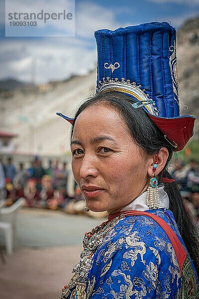 Ladakh  Indien  4. September 2018: Porträt einer attraktiven ethnischen indischen Frau in traditioneller Kleidung auf einem Fest in Ladakh. Illustrativer Leitartikel  Asien
