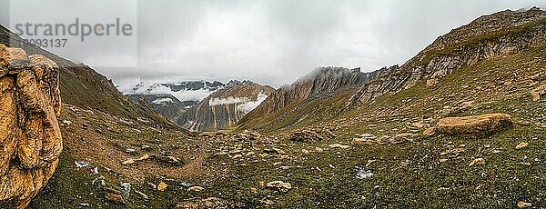 Panoramablick auf die bewölkten Berge von Kaschmir in Indien