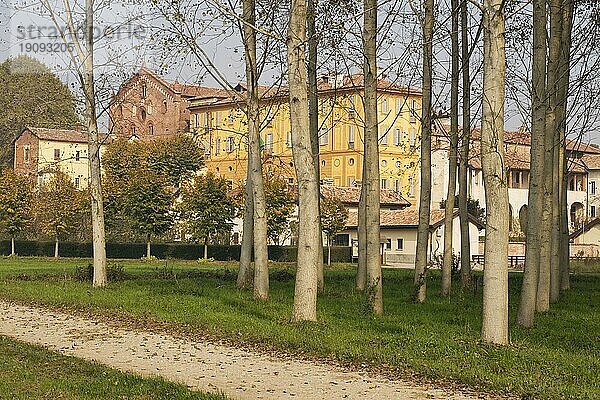 Das Zisterzienserkloster Morimondo zwischen Abbiategrasso und Vigevano gelegen. Lombardei  Italien  Europa