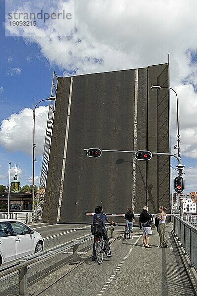 Hochgeklappte Klappbrücke  König Christian X. Brücke  Sønderborg  Syddanmark  Dänemark  Europa