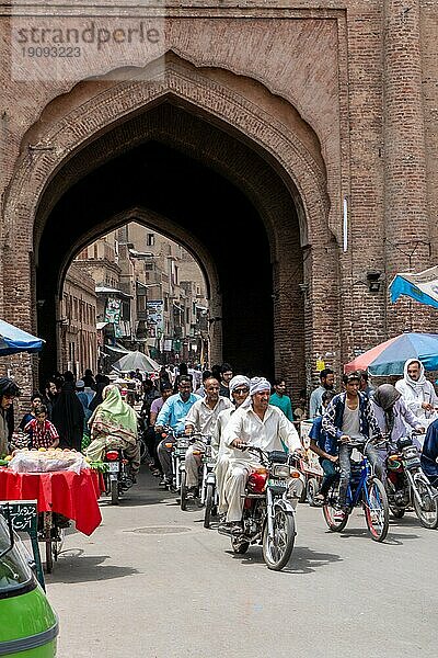 Lahore  Pakistan  5. August 2018: Belebte Straße in der historischen Stadt Lahore  Pakistan. Illustrativer Leitartikel  Asien