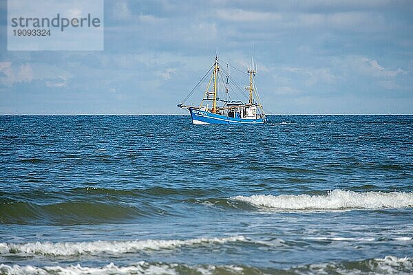 Trawler am 28. April 2020 vor der Nordseeinsel Sylt