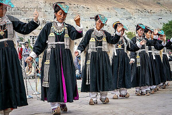 Ladakh  Indien  4. September 2018: Gruppe von Tänzern in traditioneller Kleidung beim Auftritt auf einem Festival in Ladakh. Illustrativer Leitartikel  Asien