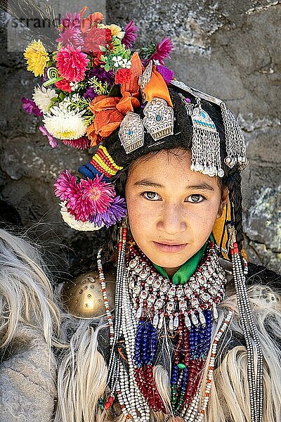 Ladakh  Indien  29. August 2018: Porträt eines einheimischen Mädchens in traditioneller Tracht in Ladakh  Indien. Illustrativer Leitartikel  Asien