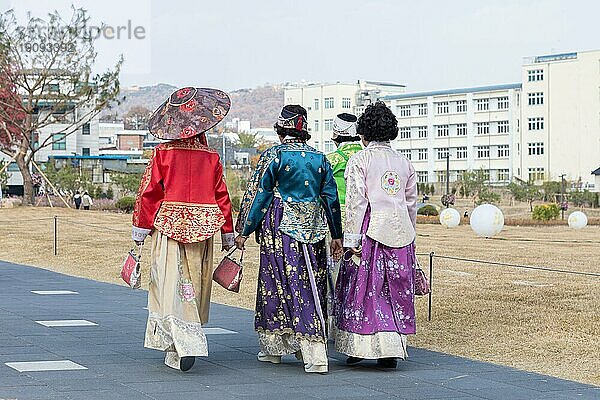 Ältere Damen in traditioneller Kleidung  Yeolrin Songhyeon Park  Jongno-gu  Seoul