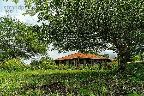 Friedliches Yogazentrum in der grünen Landschaft von Karnataka  Indien  Asien
