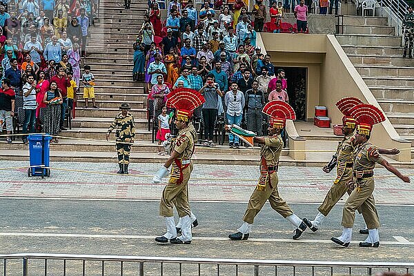 Indien  Grenze zu Pakistan  6. August 2018: Soldaten marschieren während einer regulären Zeremonie an der Grenze zwischen Indien und Pakistan. Illustrativer Leitartikel  Asien