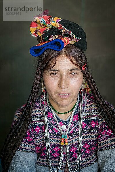 Ladakh  Indien  29. August 2018: Porträt einer indigenen Frau mittleren Alters in traditioneller bunter Tracht in Ladakh  Indien. Illustrativer Leitartikel  Asien