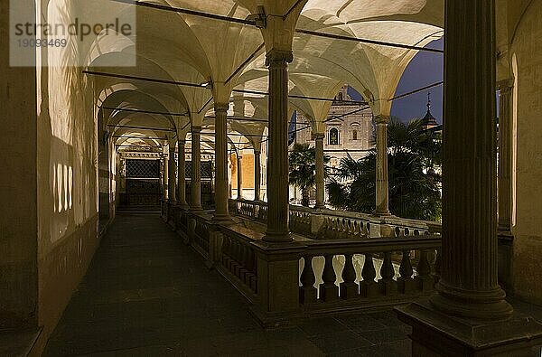 Arkadengänge  Kapellen  Kirche  Zugang zur Heiligen Treppe auf dem Heiligen Berg  Sacro Monte di Varallo  Renaissance  Nacht  Varallo Sesia  Provinz Vercelli Piemont  Piemonte  Italien  Italia  Europa