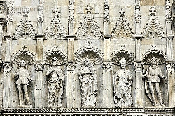 Die Renaissancefiguren Maria mit Kind und Heilige von Tommaso Rodari und seinen Brüdern aus der Fassade des Domes Santa Maria Maggiore  Como  Lombardei  Italien  Europa