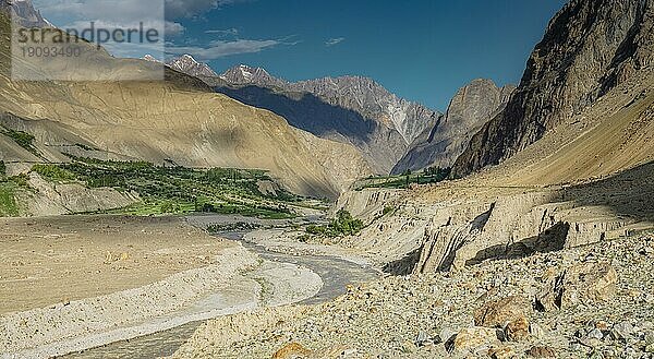 Schönes Tal mit Bach im Karakorumgebirge in Pakistan