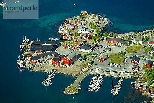 Luftaufnahme der Lofoteninseln mit Häusern der Ureinwohner und Hafen in Küstennähe  umgeben vom Meer in der Nähe des Berges Reinebringen in Norwegen
