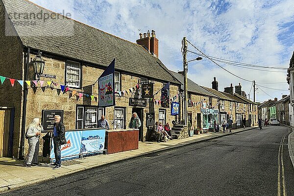 Geschmückte Fassade  Pub  typische Straße im Stadtzentrum  traditionelles Lafrowda Festival 2023  St. Just in Penwith  Cornwall  England  Großbritannien  Europa