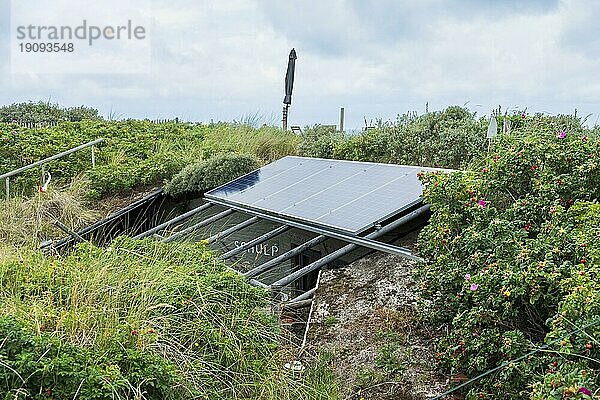 Solarpanel über einem ehemaligen Bunker der Deutschen Wehrmacht auf der Nordseeinsel Terschelling  Niederlande  Europa