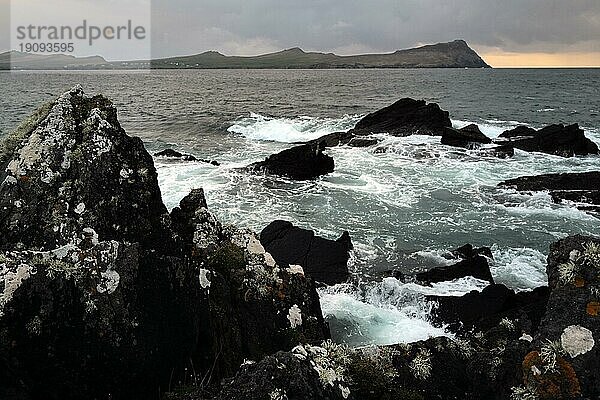 Raues Meer in Smerwick Harbour in der Nähe von Dingle  Kerry  entlang des Wild Atlantic Way. Kerry  Irland  Europa