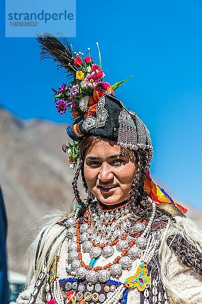 Ladakh  Indien  29. August 2018: Porträt einer hübschen jungen einheimischen Frau in traditioneller bunter Tracht in Ladakh  Indien. Illustrativer Leitartikel  Asien