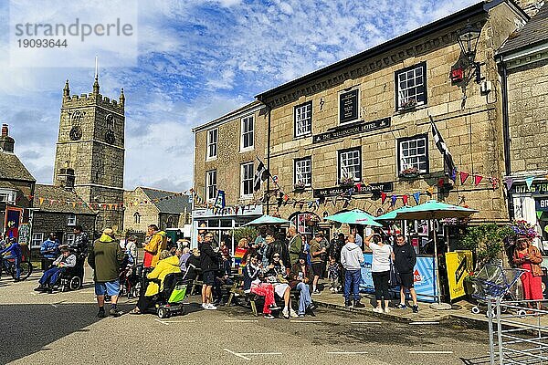 Menschenmenge im Stadtzentrum  traditionelles Lafrowda Festival 2023  St. Just in Penwith  Cornwall  England  Großbritannien  Europa